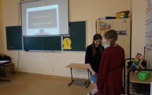 Przedstawienie „Bezpieczni w sieci” w wykonaniu uczennic klasy 5 c (14)