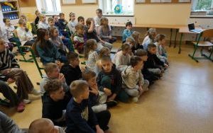 Przedstawienie „Bezpieczni w sieci” w wykonaniu uczennic klasy 5 c (1)