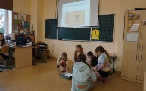 Przedstawienie „Bezpieczni w sieci” w wykonaniu uczennic klasy 5 c (13)