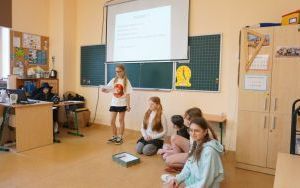 Przedstawienie „Bezpieczni w sieci” w wykonaniu uczennic klasy 5 c (10)