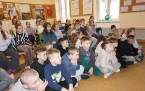 Przedstawienie „Bezpieczni w sieci” w wykonaniu uczennic klasy 5 c (11)