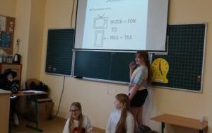 Przedstawienie „Bezpieczni w sieci” w wykonaniu uczennic klasy 5 c (9)
