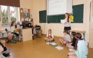 Przedstawienie „Bezpieczni w sieci” w wykonaniu uczennic klasy 5 c (6)
