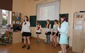 Przedstawienie „Bezpieczni w sieci” w wykonaniu uczennic klasy 5 c (4)