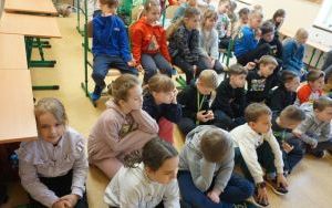 Przedstawienie „Bezpieczni w sieci” w wykonaniu uczennic klasy 5 c (3)