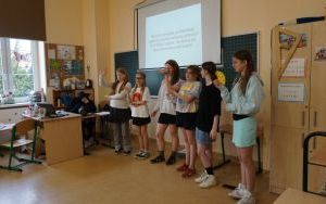Przedstawienie „Bezpieczni w sieci” w wykonaniu uczennic klasy 5 c (1)