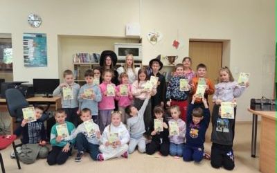 Pasowanie na czytelnika uczniów klas pierwszych (6)
