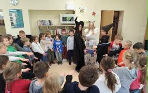 Pasowanie na czytelnika uczniów klas pierwszych (4)