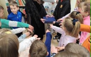 Pasowanie na czytelnika uczniów klas pierwszych (12)