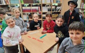 Pasowanie na czytelnika uczniów klas pierwszych (1)