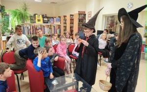 Pasowanie na czytelnika uczniów klas pierwszych (9)