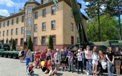 Uczniowie SP1 podczas Dnia Otwartych Koszar w Oleśnicy (12)