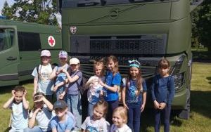 Uczniowie SP1 podczas Dnia Otwartych Koszar w Oleśnicy (10)