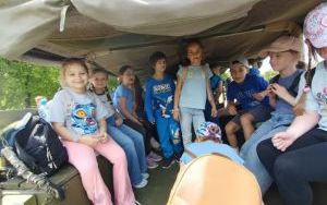 Uczniowie SP1 podczas Dnia Otwartych Koszar w Oleśnicy (6)